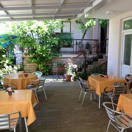 Guest house In With Balcony, Air Conditioning, Wifi 5188-5
